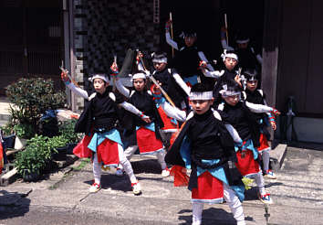 町内を稚児が踊り廻る朝日町宮崎の稚児舞の写真