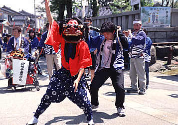 朝日町宮崎の稚児舞の際に行われる獅子舞