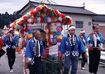 ７年に１度！朝日町山崎、米吊り祭りの写真を紹介