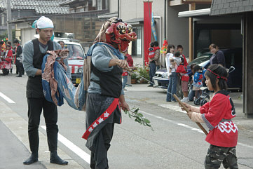 富山県朝日町境の獅子舞