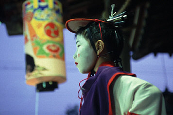 富山県婦中町、熊野神社の稚児舞の写真-国指定重要無形民俗文化財