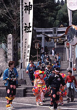 富山県婦中町、富崎八阪神社-春祭りの獅子舞