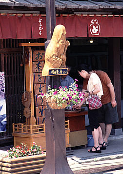町で見かけた彫刻-富山県井波町