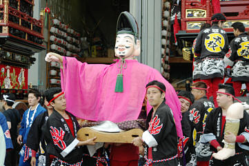 高岡市指定無形民俗文化財　伏木曳山祭り、別名けんか山と言われます。