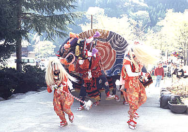 富山県利賀村-坂上地区の獅子舞
