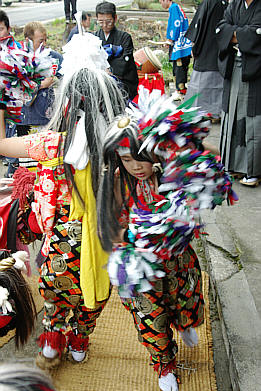 利賀村-上百瀬地区の獅子舞２００４年５月５日