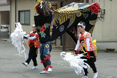 八尾町福島、蔵王社春季祭礼の獅子舞