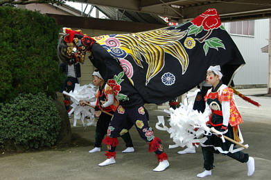 八尾町福島、蔵王社春季祭礼の獅子舞